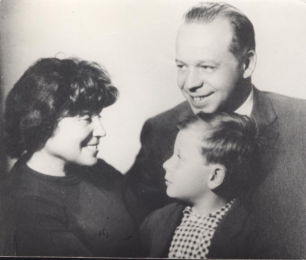 Е.Гайдар с отцом Т.Гайдаром и бабушкой Л. Соломянской, 1961 г.