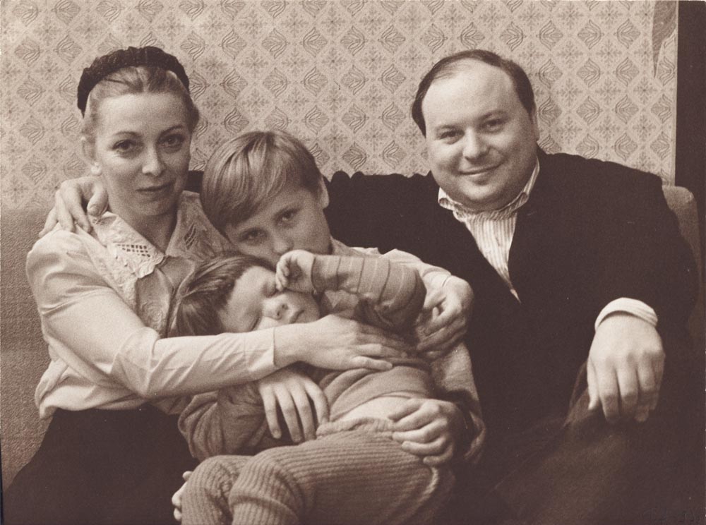 Е. Гайдар, М.Стругацкая с сыновьями Петром и Павлом, Москва, 1992г.