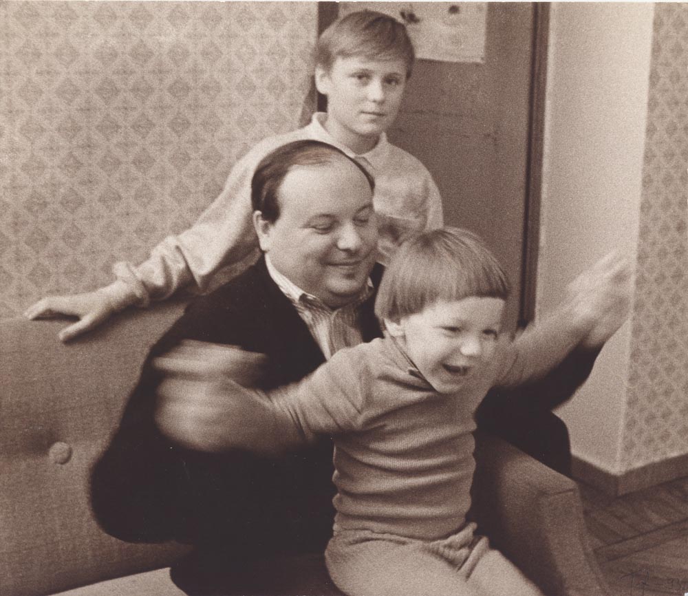 Е. Гайдар с сыновьями 1992г.